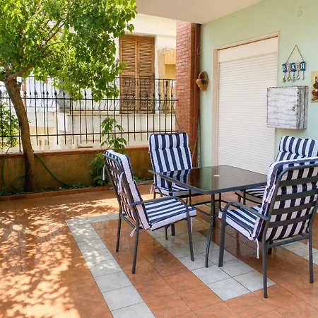 Cozy Garden Retreat With Terrace Near The Sea Апартамент