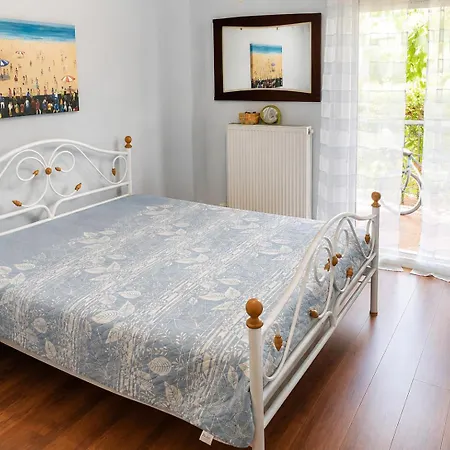Апартамент Cozy Garden Retreat With Terrace Near The Sea